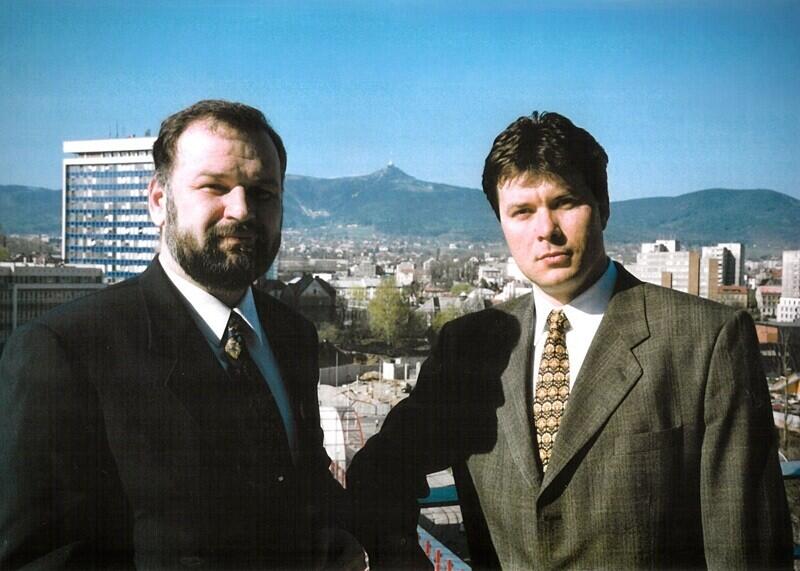 Rok 1999, pánové zakladatelé.
